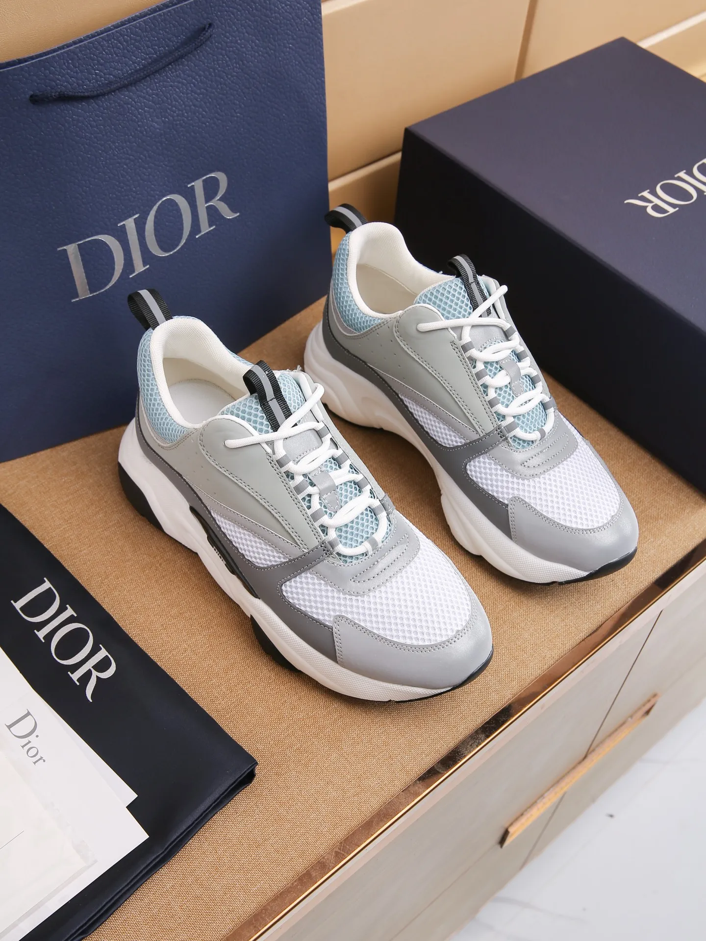 Factory price: 460💰Dior’s top version of D’s b22 men’s sports shoes. Inspired by retro running styles, the chunky low-top silhouette features gray calf leather and blue and white mesh fabric uppers, atop a black, white and blue engraved rubber sole. Nylon ribbon accents the blue mesh tongue and heel counter, and a "dio~" logo appears on the side. Pair it with a suit for a striking contrast and add a sportswear-chic edge to your look. The thick sole can be about 4cm~ Size: 38-45, [46, 47 customized]